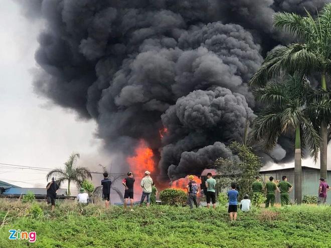 Loại hóa chất trong vụ cháy kho hàng ở Long Biên rất độc hại-1