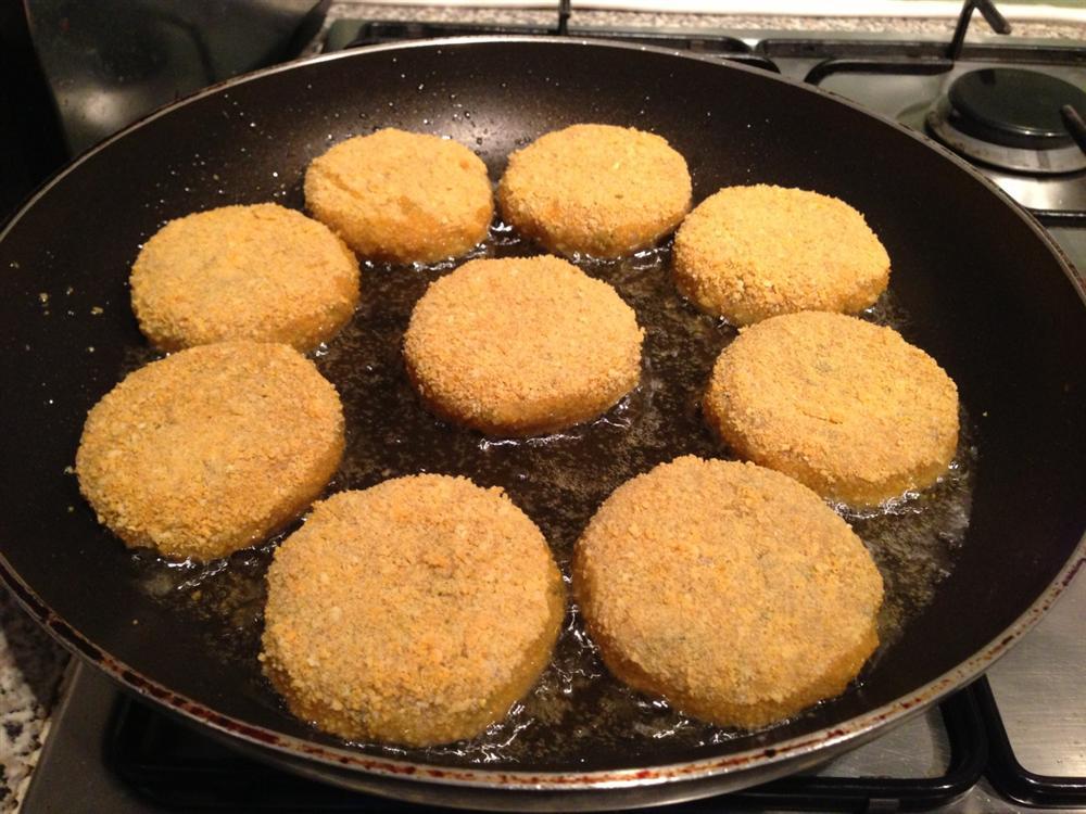 Nếu chưa có nồi chiên không dầu, mẹo này sẽ giúp bạn hạn chế lượng dầu ăn khi chiên-3
