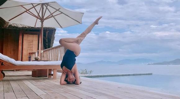 Đi du lịch cùng chồng, Ốc Thanh Vân tranh thủ khoe dáng nóng bỏng với những thế yoga cực đỉnh-5