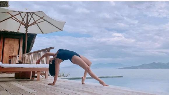Đi du lịch cùng chồng, Ốc Thanh Vân tranh thủ khoe dáng nóng bỏng với những thế yoga cực đỉnh-7
