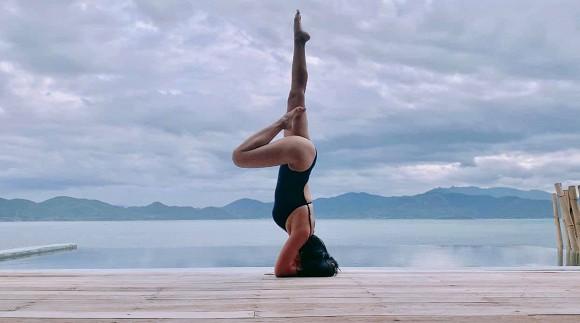 Đi du lịch cùng chồng, Ốc Thanh Vân tranh thủ khoe dáng nóng bỏng với những thế yoga cực đỉnh-9
