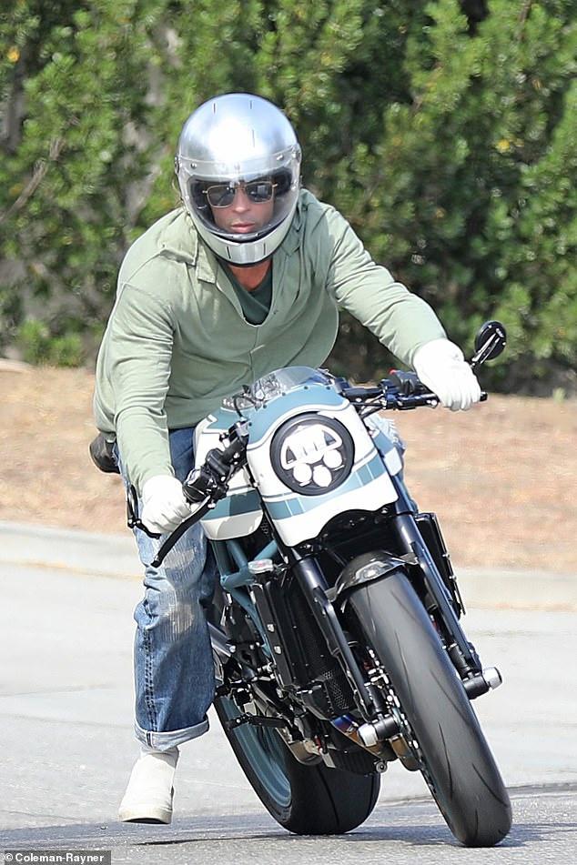 Brad Pitt ghé thăm nhà Angelina Jolie-1