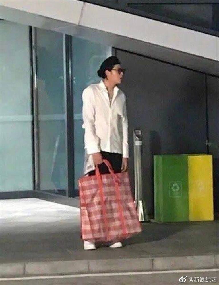 Khí chất Ngô Diệc Phàm đỉnh kout đến nỗi mang hàng chợ cũng thành hàng hiệu-1