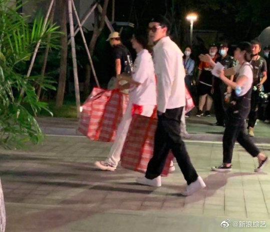 Khí chất Ngô Diệc Phàm đỉnh kout đến nỗi mang hàng chợ cũng thành hàng hiệu-4