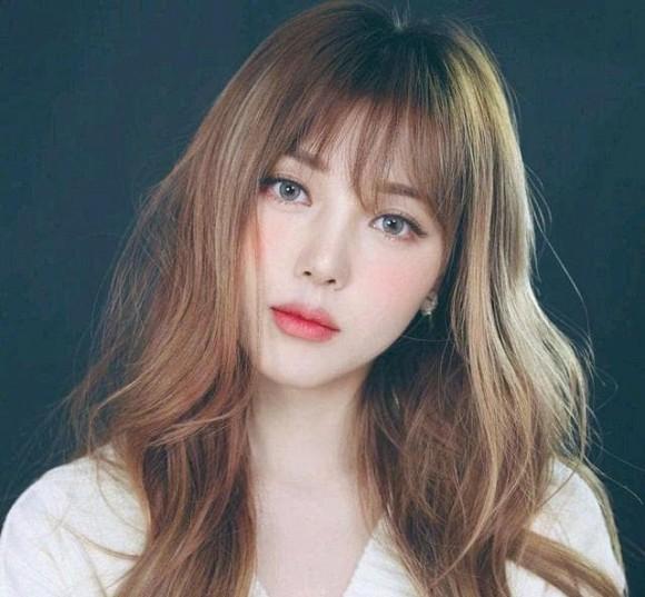 5 thói quen xấu khiến ngôi tóc to và đường chân tóc mọc về phía sau như hói, thậm chí rụng tóc liên tục-1