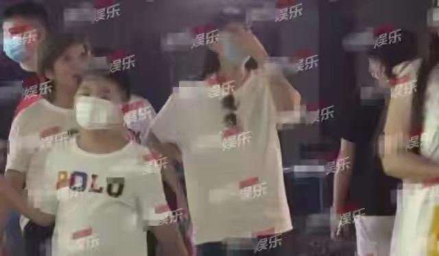 Chương Tử Di bị bắt gặp đi dạo với... chiếc bụng bầu sau khi sinh lần 2 cách đây 6 tháng!-1