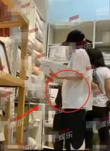 Chương Tử Di bị bắt gặp đi dạo với... chiếc bụng bầu sau khi sinh lần 2 cách đây 6 tháng!-5