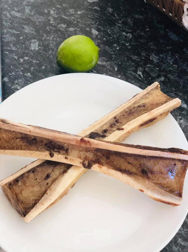 Vợ than sáng được chồng nướng cho 2 khúc xương, ngồi nhìn mãi chưa dám ăn và sự thật-2