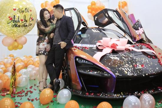 Ông chồng hot MXH hôm nay: Tặng vợ siêu xe 50 tỷ thuộc hàng mới trên thế giới, chi tiết biển số mới ngưỡng mộ