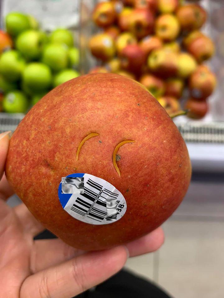 Khách bấm trái cây đến bầm dập ở siêu thị nhưng không mua khiến ai nấy bức xúc-2