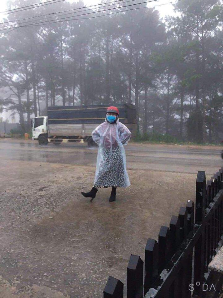 Trend áo mưa của giới trẻ khi ham hố đi du lịch Đà Lạt đúng mùa mưa bão-2