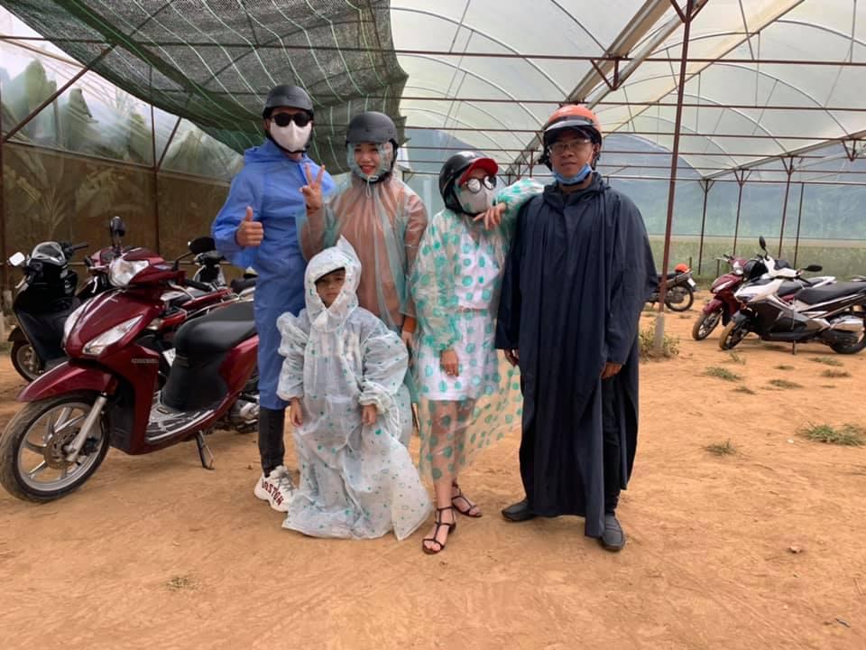 Trend áo mưa của giới trẻ khi ham hố đi du lịch Đà Lạt đúng mùa mưa bão-4