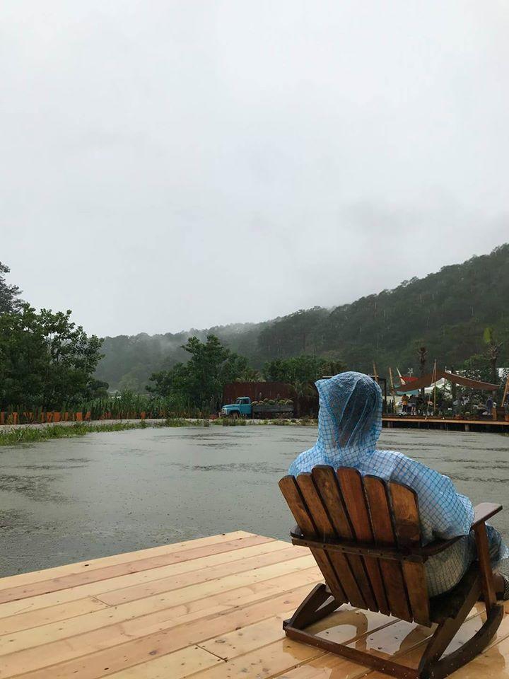 Trend áo mưa của giới trẻ khi ham hố đi du lịch Đà Lạt đúng mùa mưa bão-6