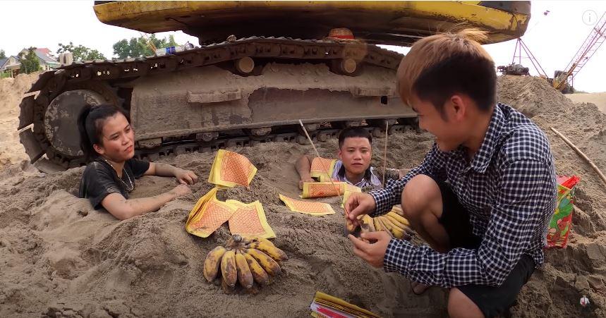 Câu view đắp mộ thắp hương cho các em, con trai bà Tân Vlog bị chỉ trích nghịch dại-4