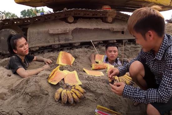 Câu view đắp mộ thắp hương cho các em, con trai bà Tân Vlog bị chỉ trích nghịch dại