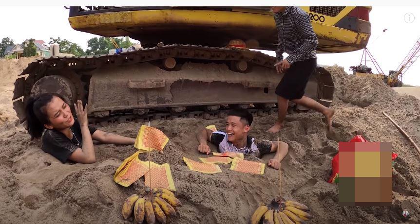 Câu view đắp mộ thắp hương cho các em, con trai bà Tân Vlog bị chỉ trích nghịch dại-5