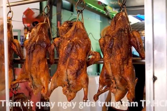 Tiệm vịt quay thơm nức mũi giữa lòng TP. HCM