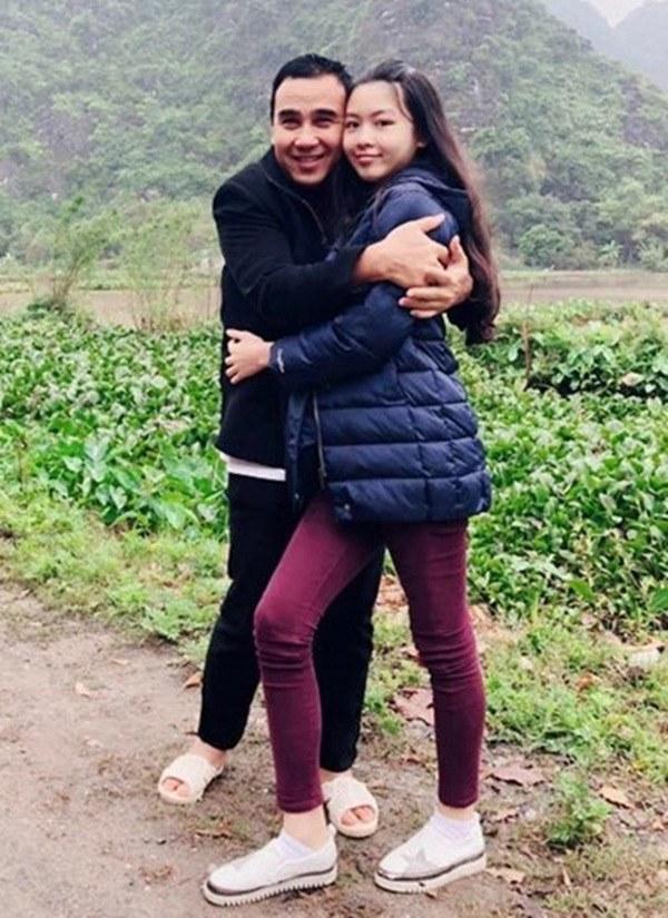 Chiều con như Quyền Linh, chịu mặc váy, kẹp tóc mái nhảy cùng con gái cực xinh-8