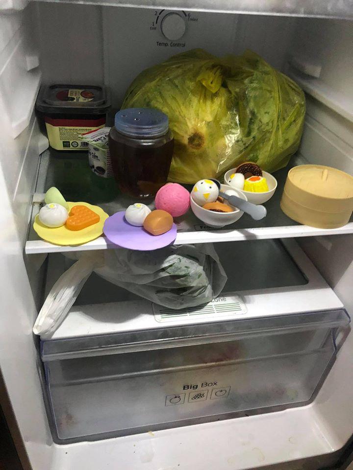 Bé gái bảo quản dimsum trong tủ lạnh, nhìn y thật mà hóa ra chỉ là đồ chơi nấu ăn-2