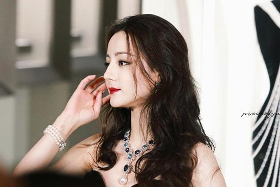 Địch Lệ Nhiệt Ba leo thẳng top 1 hotsearch vì nhan sắc quá nổi bật