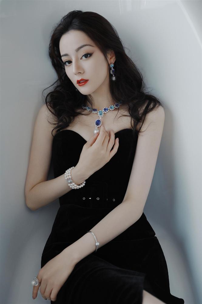 Địch Lệ Nhiệt Ba leo thẳng top 1 hotsearch vì nhan sắc quá nổi bật-12