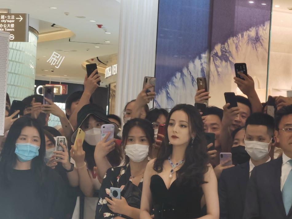 Địch Lệ Nhiệt Ba leo thẳng top 1 hotsearch vì nhan sắc quá nổi bật-4