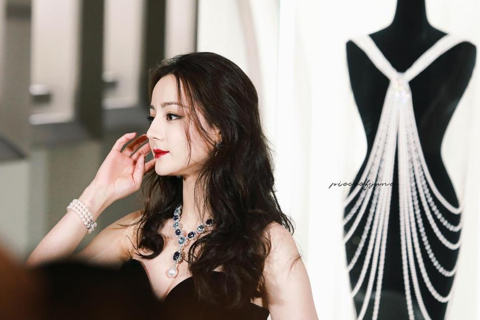 Địch Lệ Nhiệt Ba leo thẳng top 1 hotsearch vì nhan sắc quá nổi bật-7