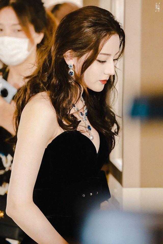 Địch Lệ Nhiệt Ba leo thẳng top 1 hotsearch vì nhan sắc quá nổi bật-9