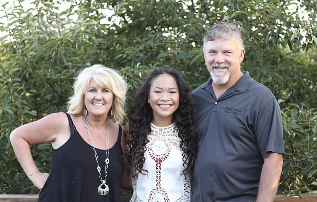 Bé gái người Quảng Nam mất 2 chân trong vụ nổ thương tâm 17 năm trước giờ ra sao?-3