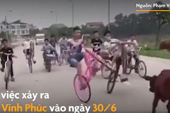 Clip: Kinh hãi nhìn nhóm thiếu niên đi xe đạp dàn hàng, bốc đầu như diễn xiếc