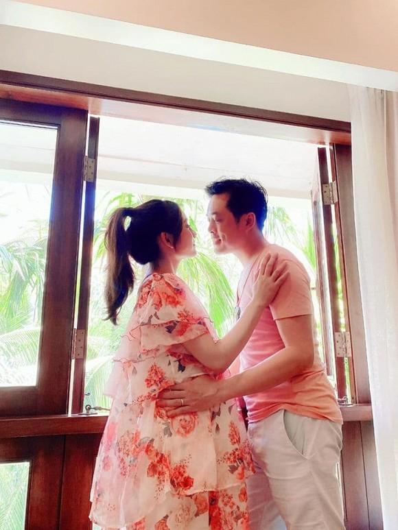 Vợ nhạc sĩ Dương Khắc Linh phá nét khi mang bầu, hơn 5 tháng mà tưởng chừng sắp đẻ-2
