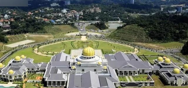 Chàng hoàng tử cực phẩm: Nhà có 1.788 phòng, chi 400 triệu cắt tóc nhưng vẫn độc thân-2