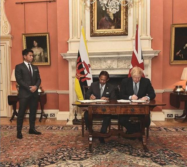 Chàng hoàng tử cực phẩm: Nhà có 1.788 phòng, chi 400 triệu cắt tóc nhưng vẫn độc thân-8