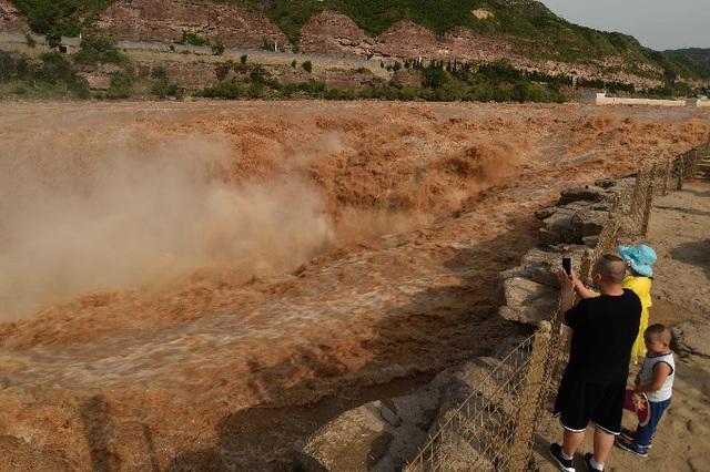 Clip: Khủng khiếp nhìn mưa lũ tràn từ cửa sổ tầng 3 của ngôi nhà xuống như thác đổ ở Trung Quốc-2