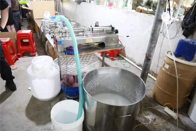 Trung Quốc triệt phá cơ sở sản xuất mỹ phẩm giả quy mô lớn, trong đó có loại serum đình đám bán tràn lan ở Việt Nam chỉ 30k-2