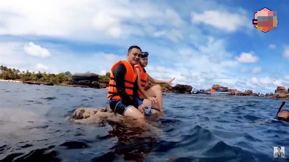 Phạm Quỳnh Anh - Quang Vinh dẫm đạp lên san hô khi lặn biển-2