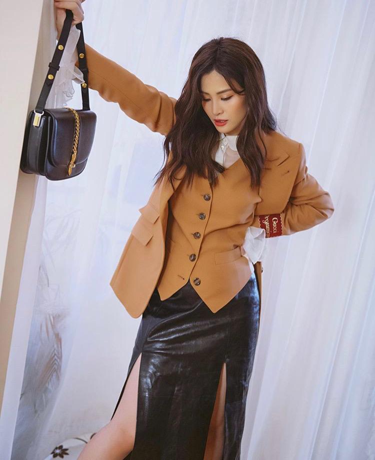 Trời nắng nóng đổ lửa, dàn mỹ nhân Việt vẫn nhiệt tình lăng-xê áo vest mớ bảy mớ ba-1