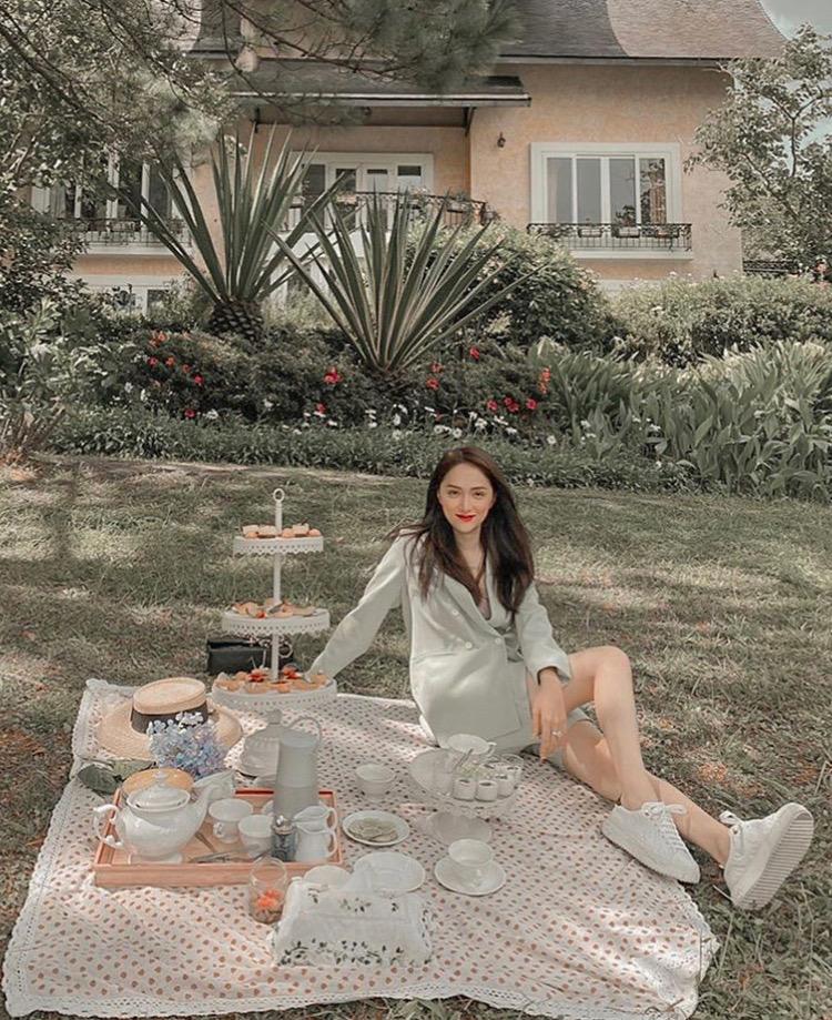 Trời nắng nóng đổ lửa, dàn mỹ nhân Việt vẫn nhiệt tình lăng-xê áo vest mớ bảy mớ ba-2