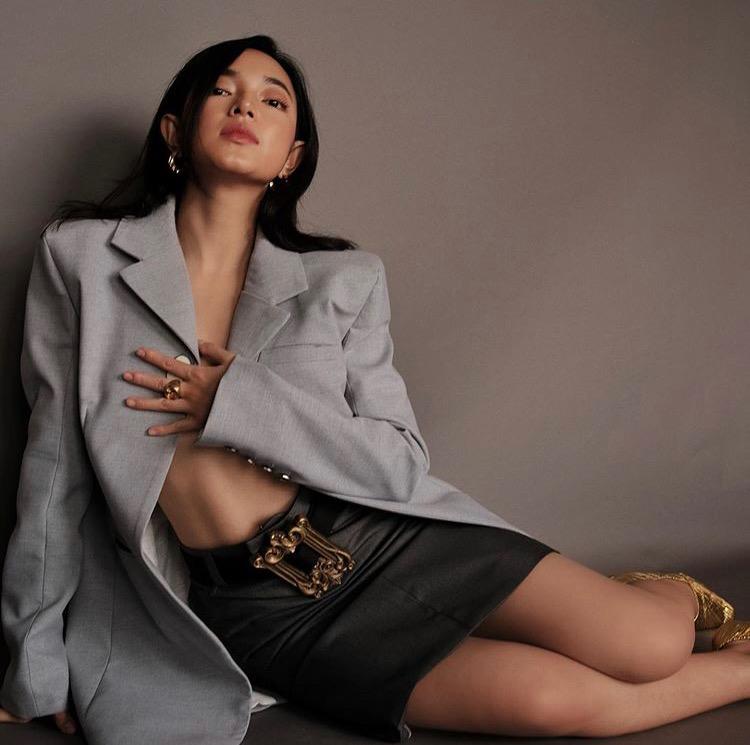 Trời nắng nóng đổ lửa, dàn mỹ nhân Việt vẫn nhiệt tình lăng-xê áo vest mớ bảy mớ ba-6