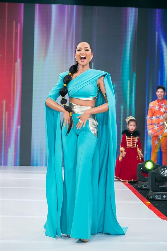 Hóa trang thành công chúa Disney, HHen Niê mất điểm vì quần chật hằn nơi nhạy cảm-2