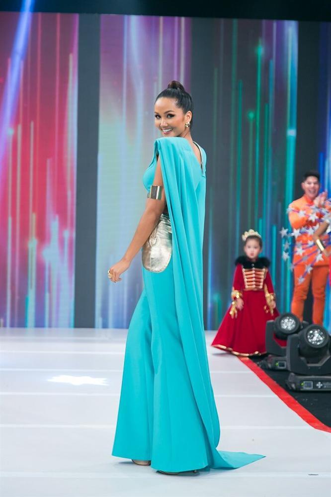 Hóa trang thành công chúa Disney, HHen Niê mất điểm vì quần chật hằn nơi nhạy cảm-5