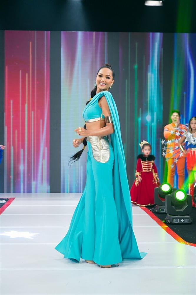 Hóa trang thành công chúa Disney, HHen Niê mất điểm vì quần chật hằn nơi nhạy cảm-1