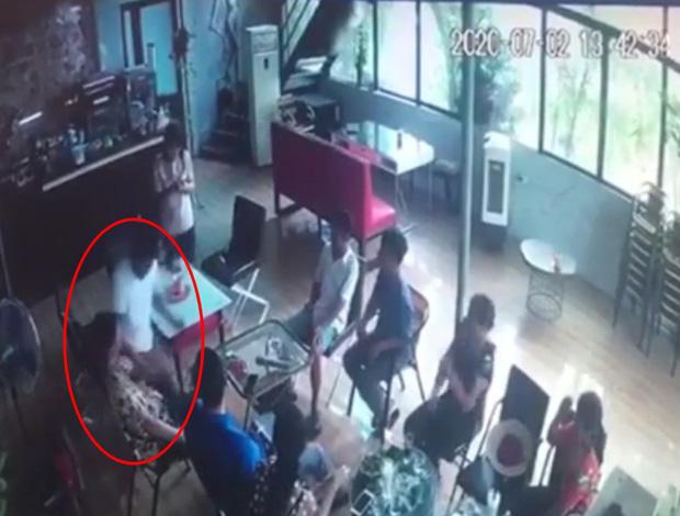 Clip: Cầm dao đâm bạn tử vong trong quán cafe đông người tại Hà Nội-1