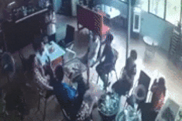 Clip: Cầm dao đâm bạn tử vong trong quán cafe đông người tại Hà Nội