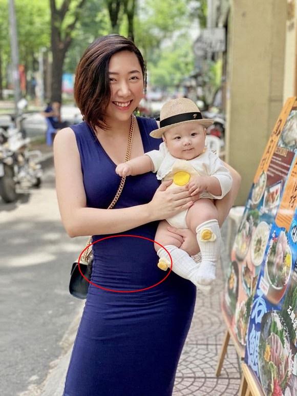Em gái Trấn Thành lộ vòng 2 ngấn mỡ sau 4 tháng sinh con đầu lòng cho chồng ngoại quốc-1