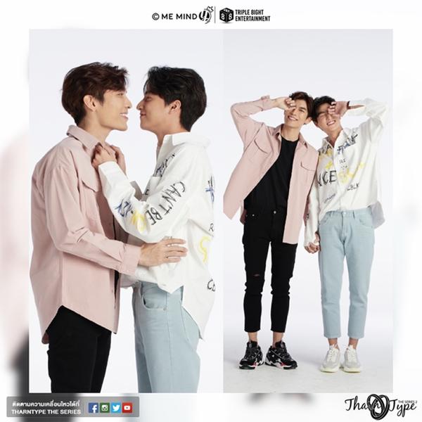 Hình ảnh quấn quýt không rời của Tharn (Mew Suppasit) và Type (Gulf Kanawut) khiến fans đứng ngồi không yên. Cả hai trao nhau ánh mắt và cử chỉ tình tứ không khác gì những cặp đôi yêu nhau mặn nồng.
