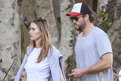 Liam Hemsworth đưa bạn gái gặp gỡ gia đình