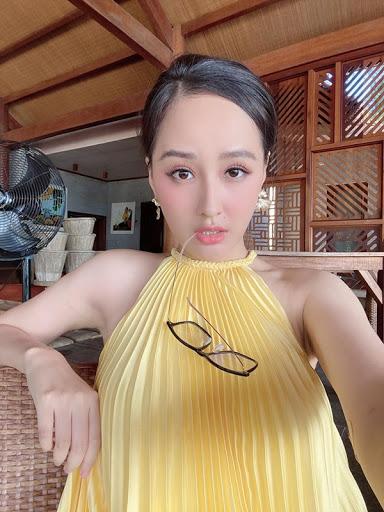 Sau khi giảm cân thành công, hết vai u thịt bắp thì Mai Phương Thúy cũng lập tức đu trend với chiếc đầm vàng.