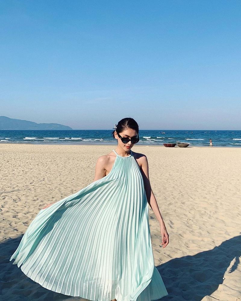 Chẳng hẹn mà mặc, Á hậu Thùy Dung cũng lăng-xê thiết kế này với màu xanh pastel nên thơ.