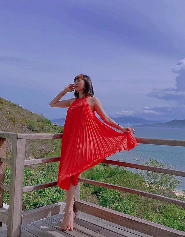 Cũng chính chiếc đầm bay bổng dáng rộng thùng thình này lại khiến nữ ca sĩ rơi vào nghi vấn bầu bí.